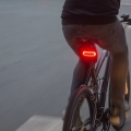 Cosmo Ride intelligent baglygte med stop- og blinklys