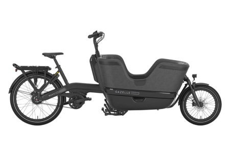 Gazelle Makki Travel ladcykel – en moderne og funktionel ladcykel med rummelig ladkasse, ideel til transport af børn eller varer. Udstyret med kraftig elmotor, komfortable siddepladser og sikkerhedssele til børn, der sikrer en stabil og behagelig kørsel i hverdagen.