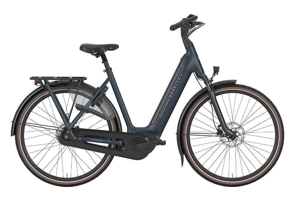 Gazelle Arroyo C8 Elite elcykel til damer i farven between blue med lav og bred påstigning, integreret batteri og kabelføring, brede dæk, skivebremser, komfortabel oprejst kørestilling — elegant design kombineret med funktionalitet.