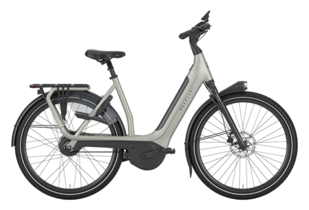 Gazelle Avignon C380 elcykel i farven Pebble Grey. Cyklen har et elegant stel med lav indstigning, affjedret forgaffel og integreret batteri. Udstyret med Bosch Performance Line PX centermotor, Enviolo trinløst gearsystem og Kiox 500 farvedisplay. Designet til komfortabel bykørsel med bred indstigning og premium komponenter.
