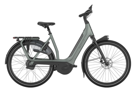 Gazelle Avignon C380+ elcykel i farven Twilight Green. Cyklen har et elegant stel med lav indstigning, affjedret forgaffel og integreret batteri. Udstyret med Bosch Performance Line PX centermotor, Enviolo trinløst gearsystem og Kiox 500 farvedisplay. Designet til komfortabel bykørsel med bred indstigning og premium komponenter.